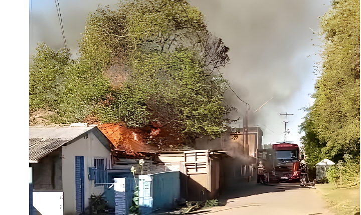 Bombeiros trabalham para conter incêndio em Rio Pardo