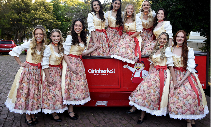 Candidatas à corte da 41ª Oktoberfest apresentam trajes oficiais em Santa Cruz do Sul