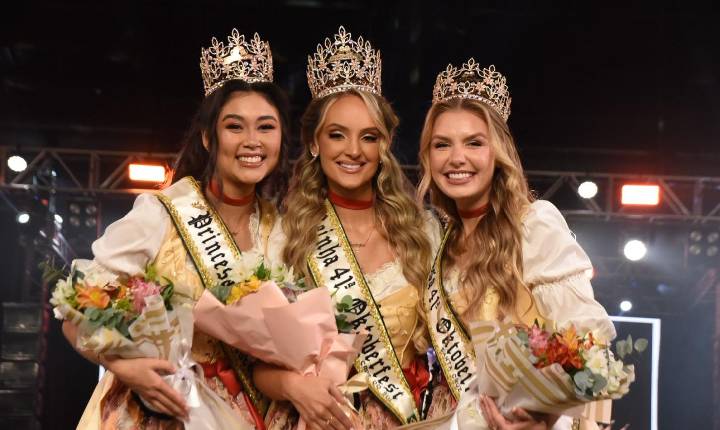 Emanuela, Gabriele e Fernanda são coroadas soberanas da 41ª Oktoberfest de Santa Cruz