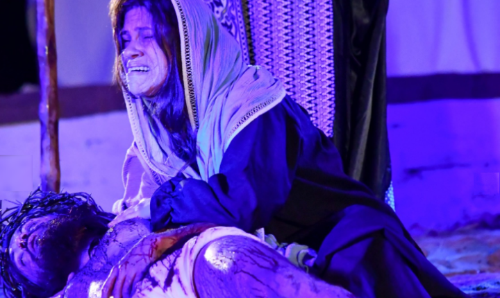 Encenação da Paixão de Cristo reúne grande público e emociona espectadores