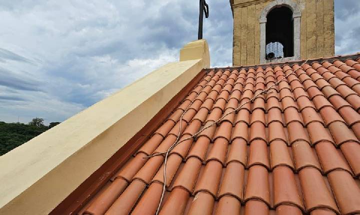 Igreja Matriz Nossa Senhora do Rosário tem primeira etapa do restauro do telhado concluída