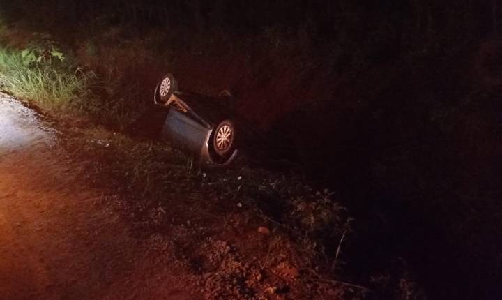 Veículo sai da pista e capota na 403, em Rio Pardo