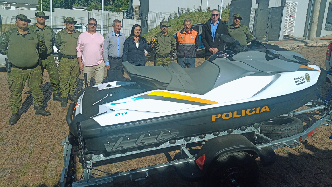 VÍDEO - Deputada entrega moto aquática à polícia ambiental de Rio Pardo