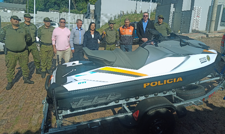 VÍDEO - Deputada entrega moto aquática à polícia ambiental de Rio Pardo