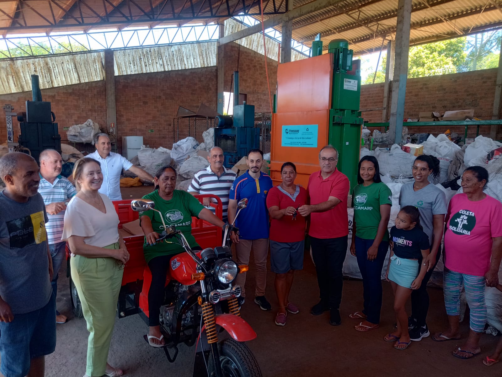 Deputado federal entrega triciclo à COCAMARP de Rio Pardo.