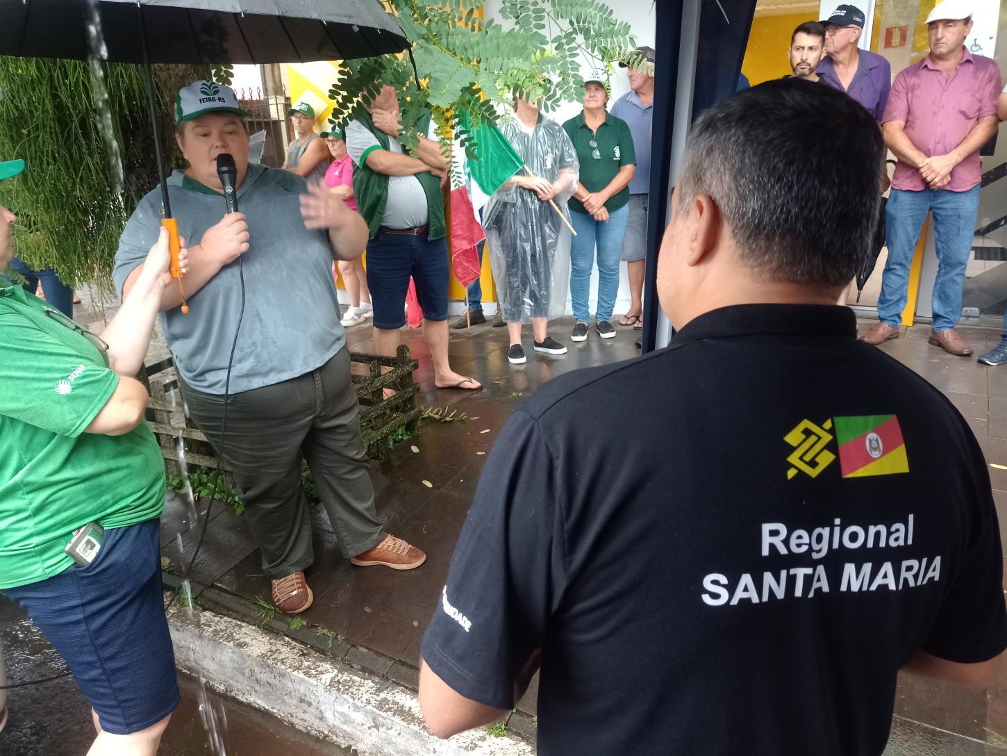 Gerente do Banco do Brasil de Passo do Sobrado ouve atentamente às reivindicações