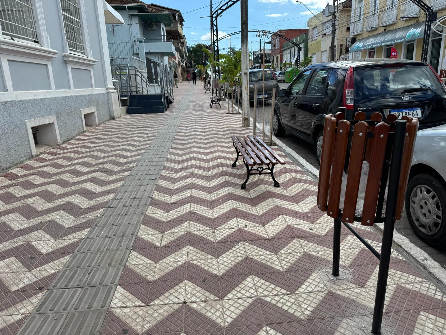 Bancos e lixeiras no centro de Rio Pardo