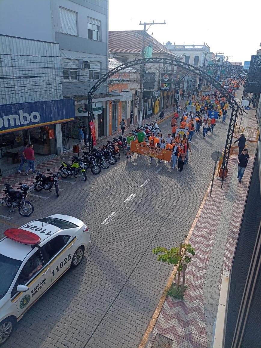 Caminhada reforça o compromisso na proteção de crianças e adolescentes