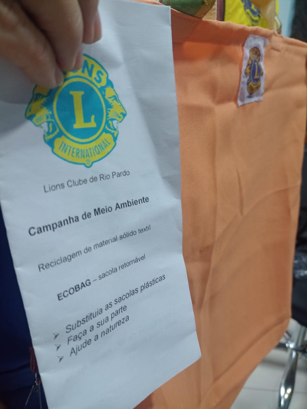 Em troca de alimento, LIONS começa a distribuir sacolas de tecido