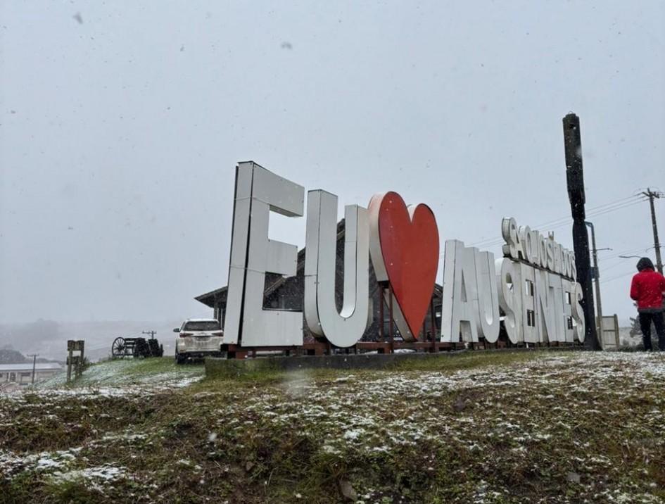Registro de neve antecipa clima de inverno e impulsiona turismo no RS