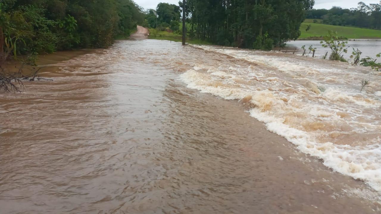 Águas transbordam e bloqueiam estradas no interior de Rio Pardo