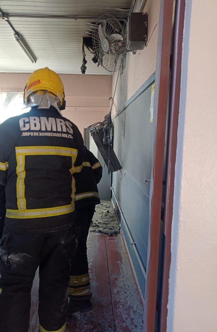 Aparelho de ar-condicionado pega fogo em escola de Rio Pardo