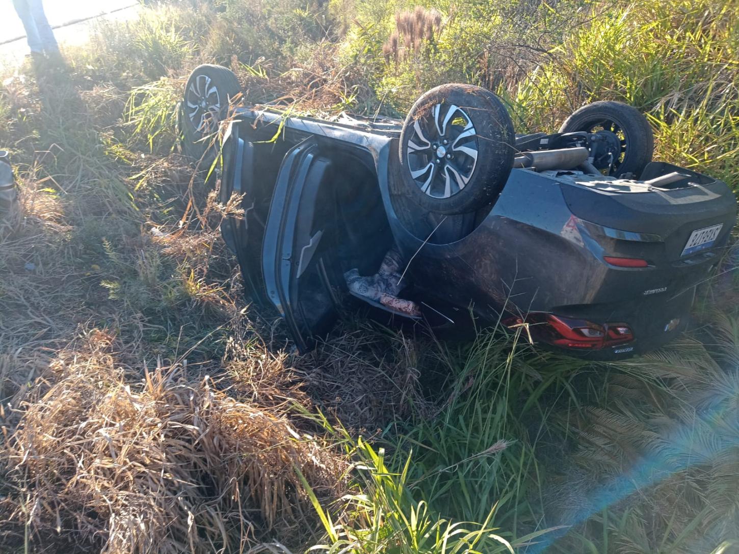 Carro sai da pista e capota em Rio Pardo