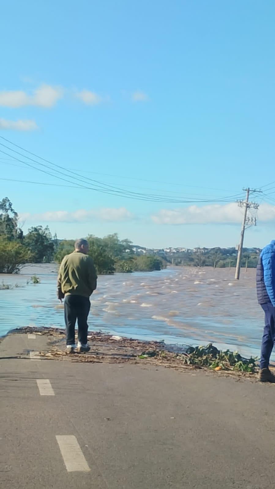 Comunidades isoladas fazem travessia de barco