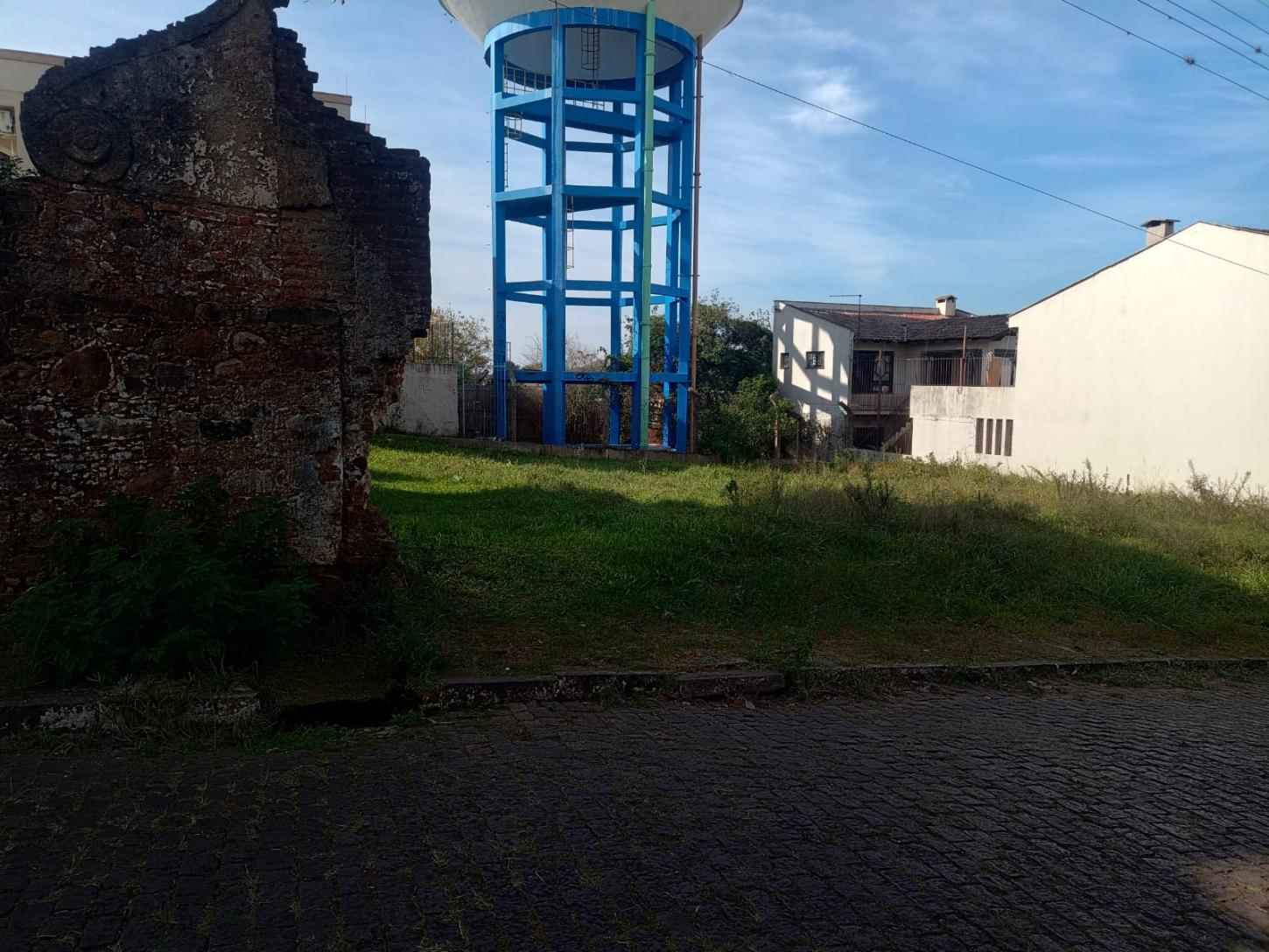 No frio, homem dorme ao relento em Rio Pardo