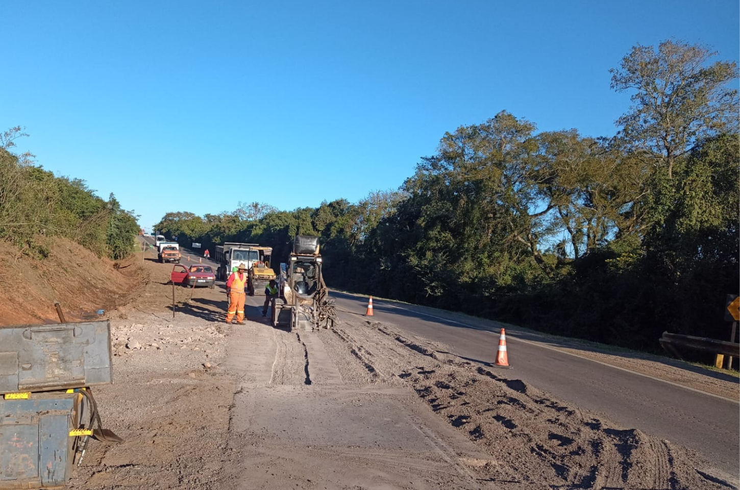 Obra na BR471 deixa trânsito em meia pista na chegada e saída da cidade