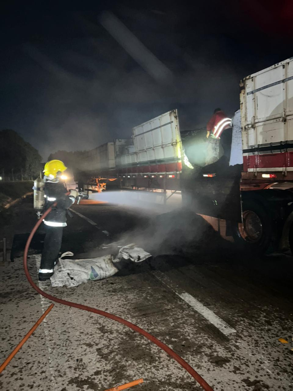 Susto: Caminhão tem princípio de incêndio na noite desta terça