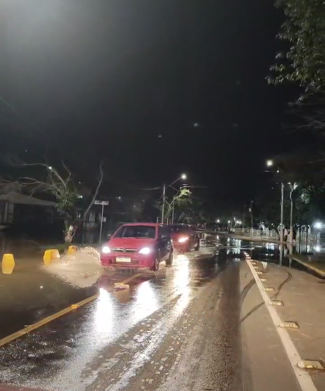 Vídeo mostra água sobre a Perimetral