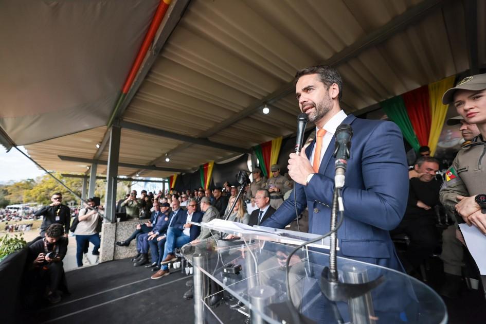 Governador participa da formatura de novos soldados da Brigada