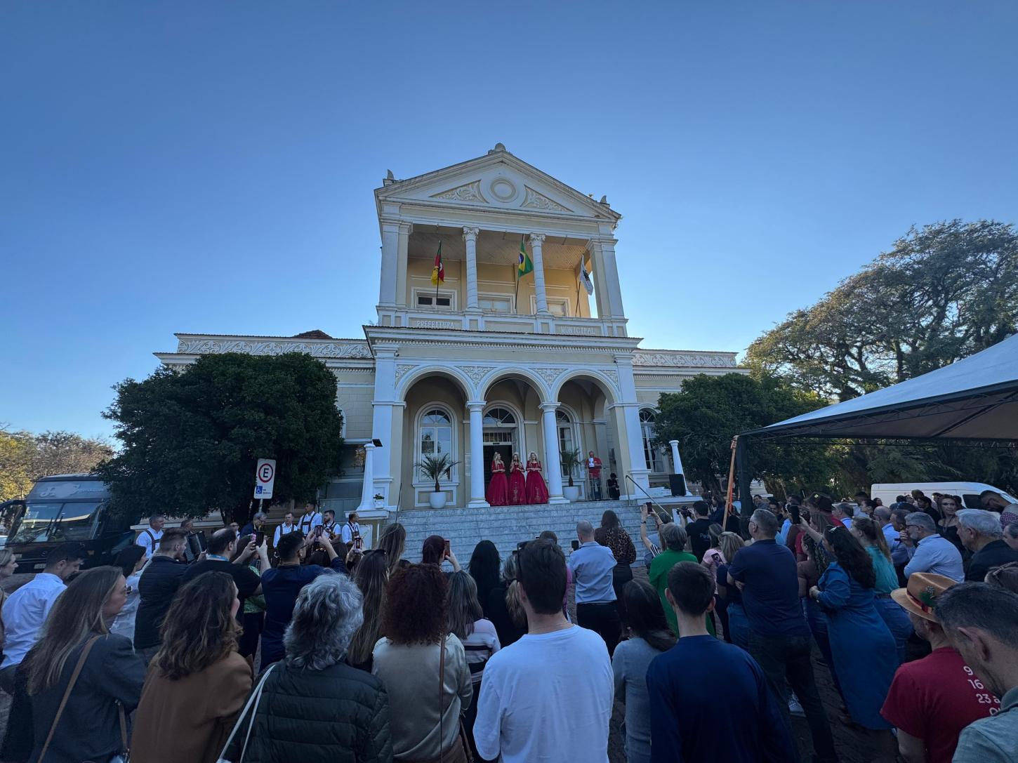 Trajes da 40ª Oktoberfest resgatam primeiras edições com releitura luxuosa