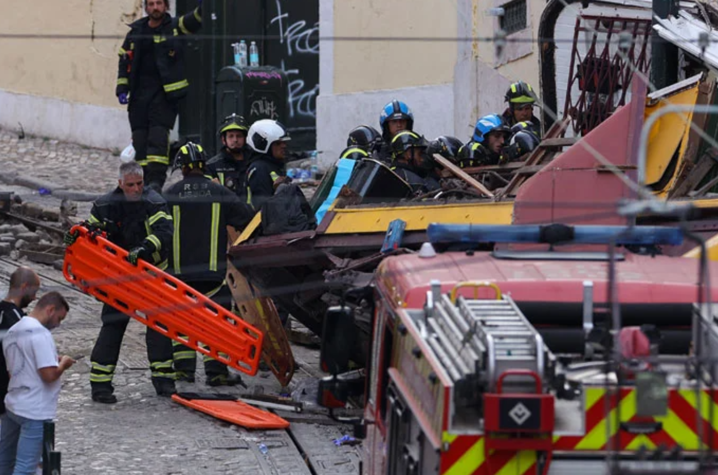 Bondinho de Lisboa descarrila e deixa ao menos 15 mortos