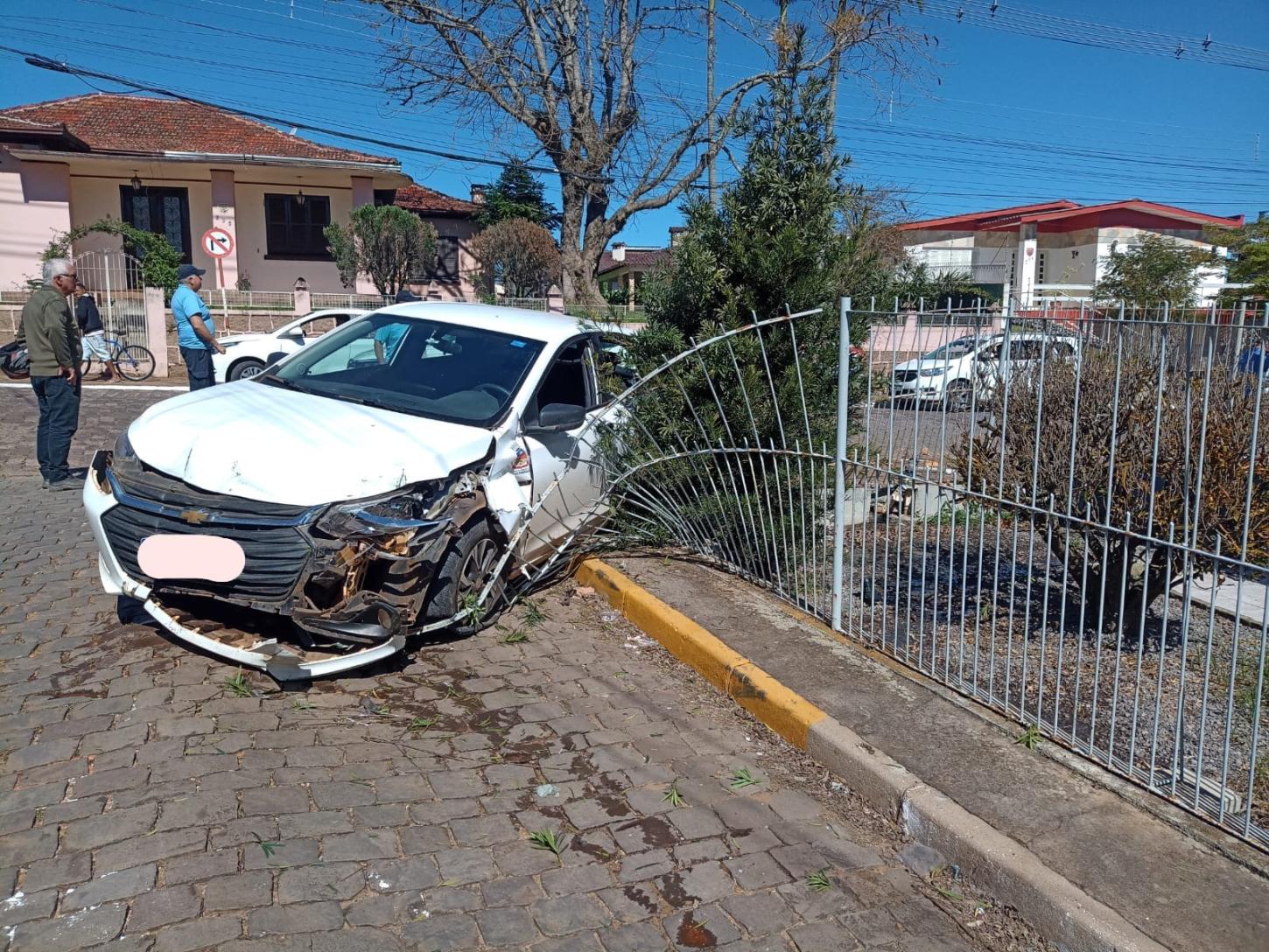 Carro sai da pista e colide contra grade de residência
