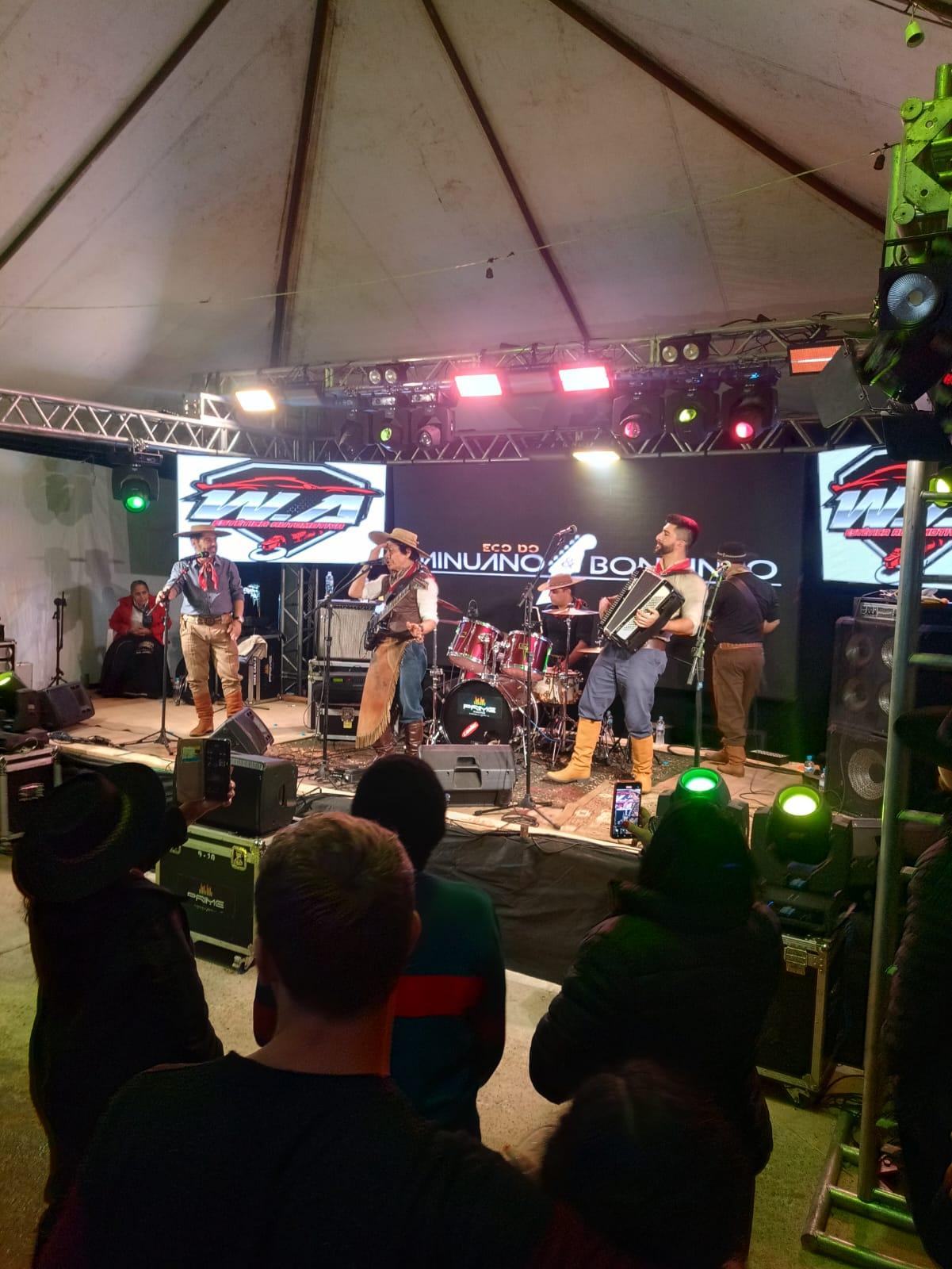 Noite com dois shows no Acampamento