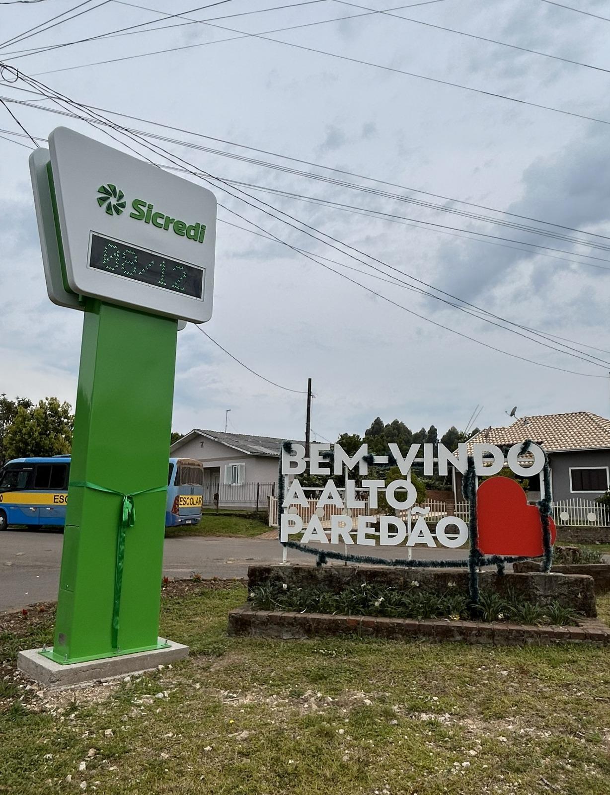 Alto Paredão inaugura relógio digital urbano do Sicredi