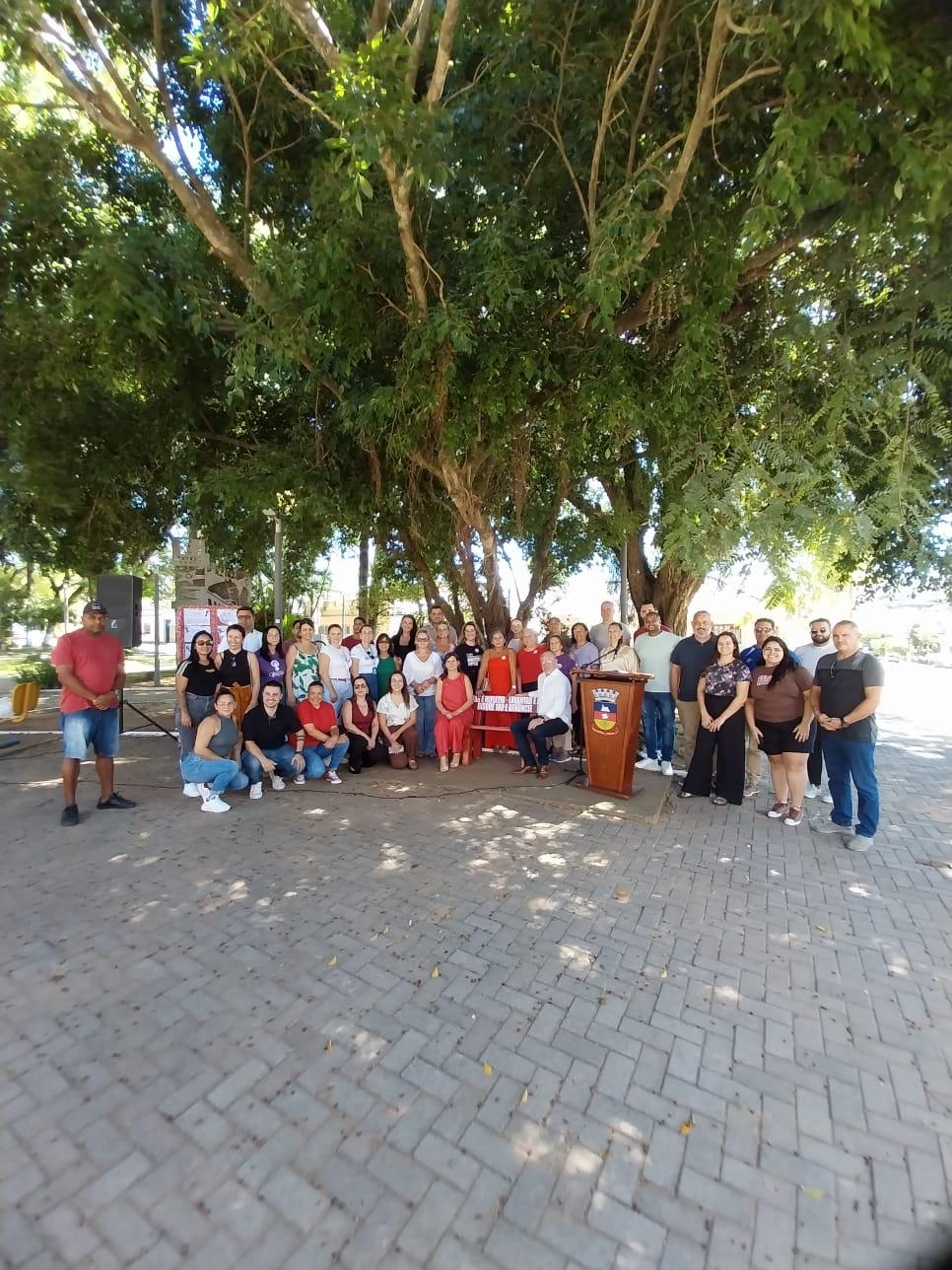 Banco Vermelho é inaugurado na Praça da Matriz como símbolo de conscientização