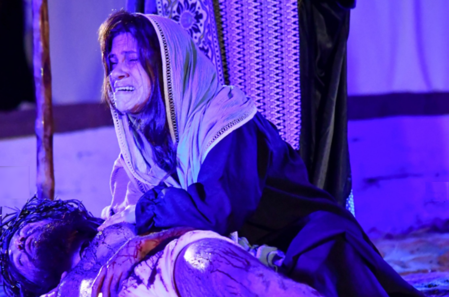 Encenação da Paixão de Cristo reúne grande público e emociona espectadores