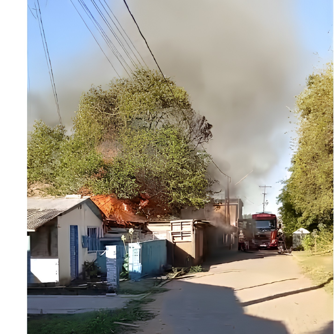 Bombeiros trabalham para conter incêndio em Rio Pardo