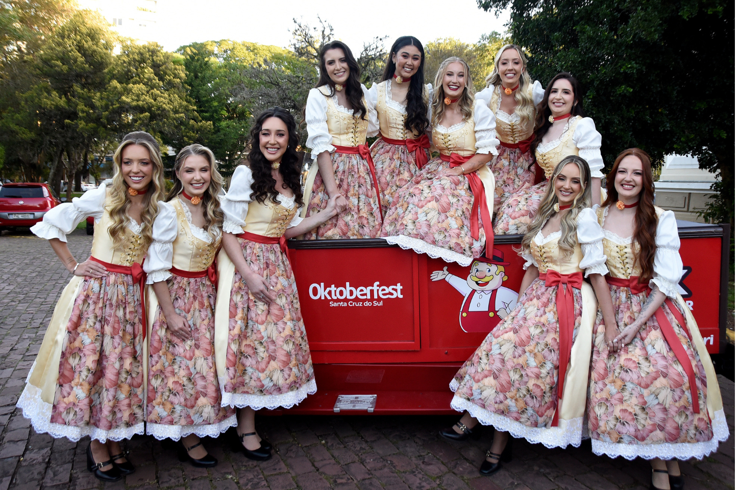 Candidatas à corte da 41ª Oktoberfest apresentam trajes oficiais em Santa Cruz do Sul