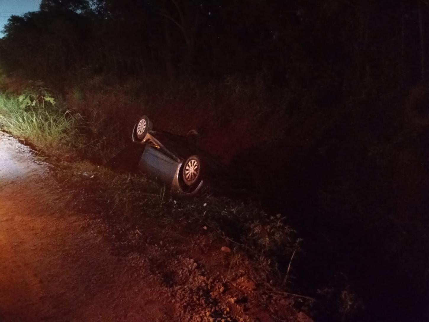 Veículo sai da pista e capota na 403, em Rio Pardo