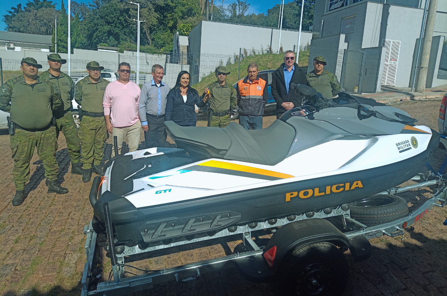 VÍDEO - Deputada entrega moto aquática à polícia ambiental de Rio Pardo