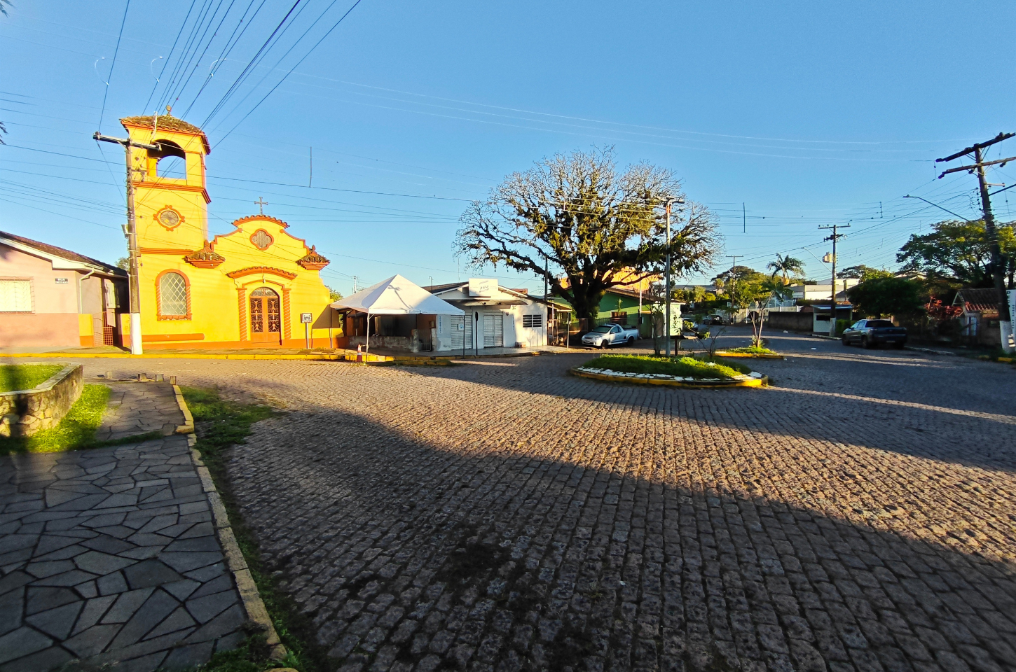 Sol ilumina a Igreja São João e anuncia o clima de festa em Rio Pardo