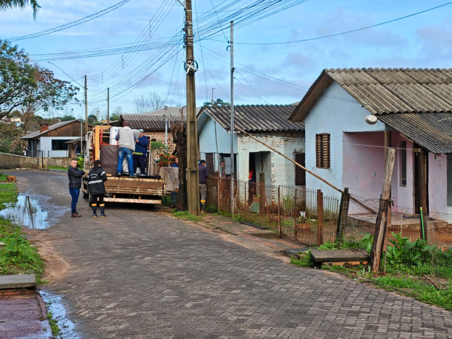 Defesa Civil inicia retirada preventiva de famílias após nova elevação dos rios em Rio Pardo