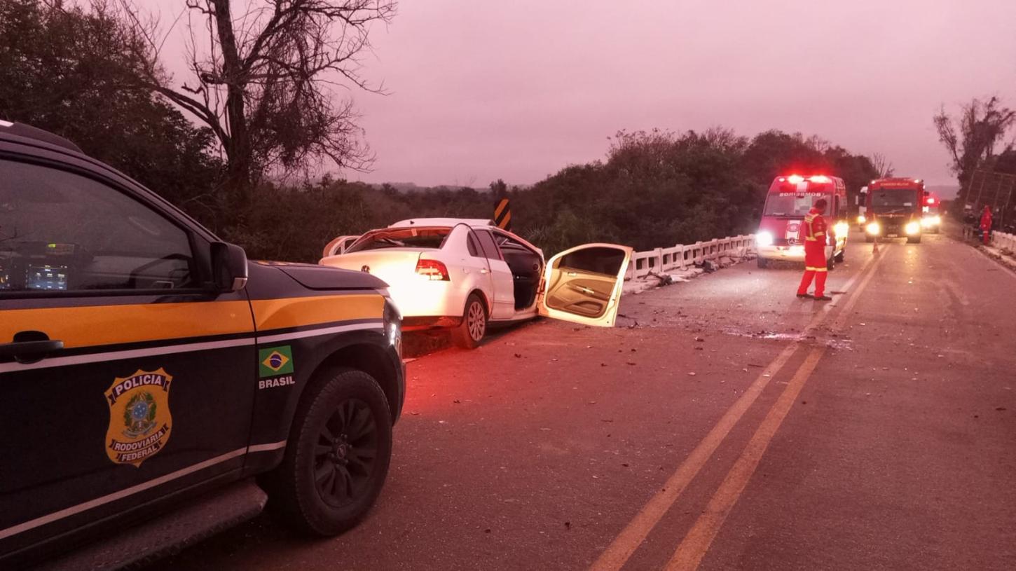 Jovem de 23 anos morre em colisão frontal entre carro e carreta na BR-290