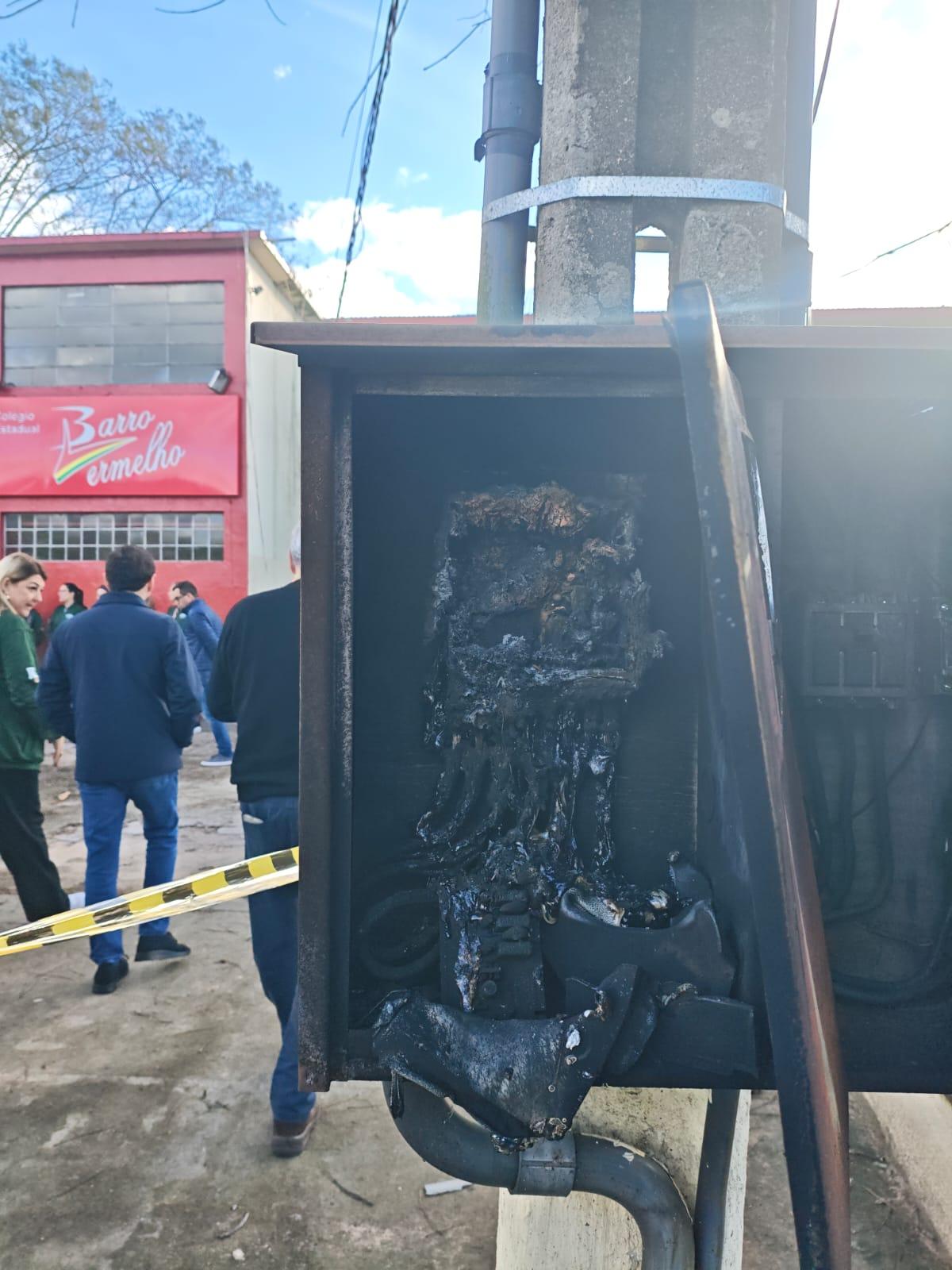 Vendaval provocou danos elétricos no Barro Vermelho. Ao fundo, diretora da escola Lilian Santos relata a situação ao vice-governador Gabriel Souza.