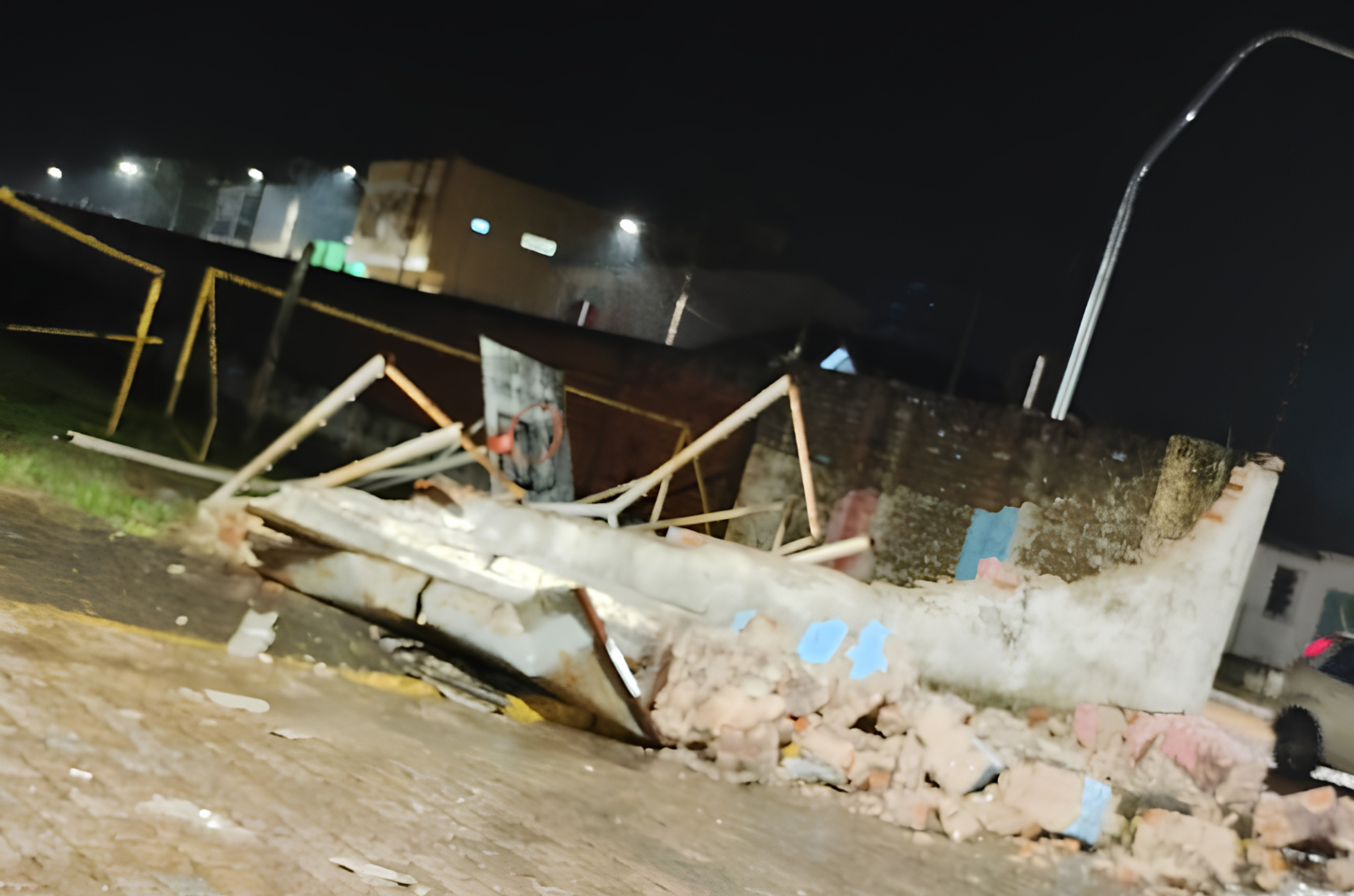 Temporal com vendaval causa estragos em Rio Pardo e deixa BR-471 totalmente bloqueada