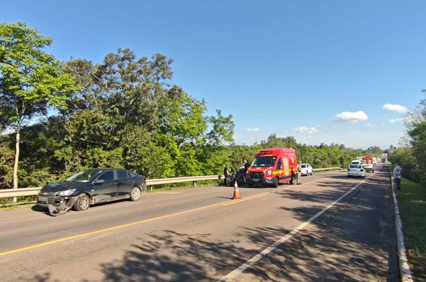 Colisão entre carro e moto deixa duas feridas na BR-471