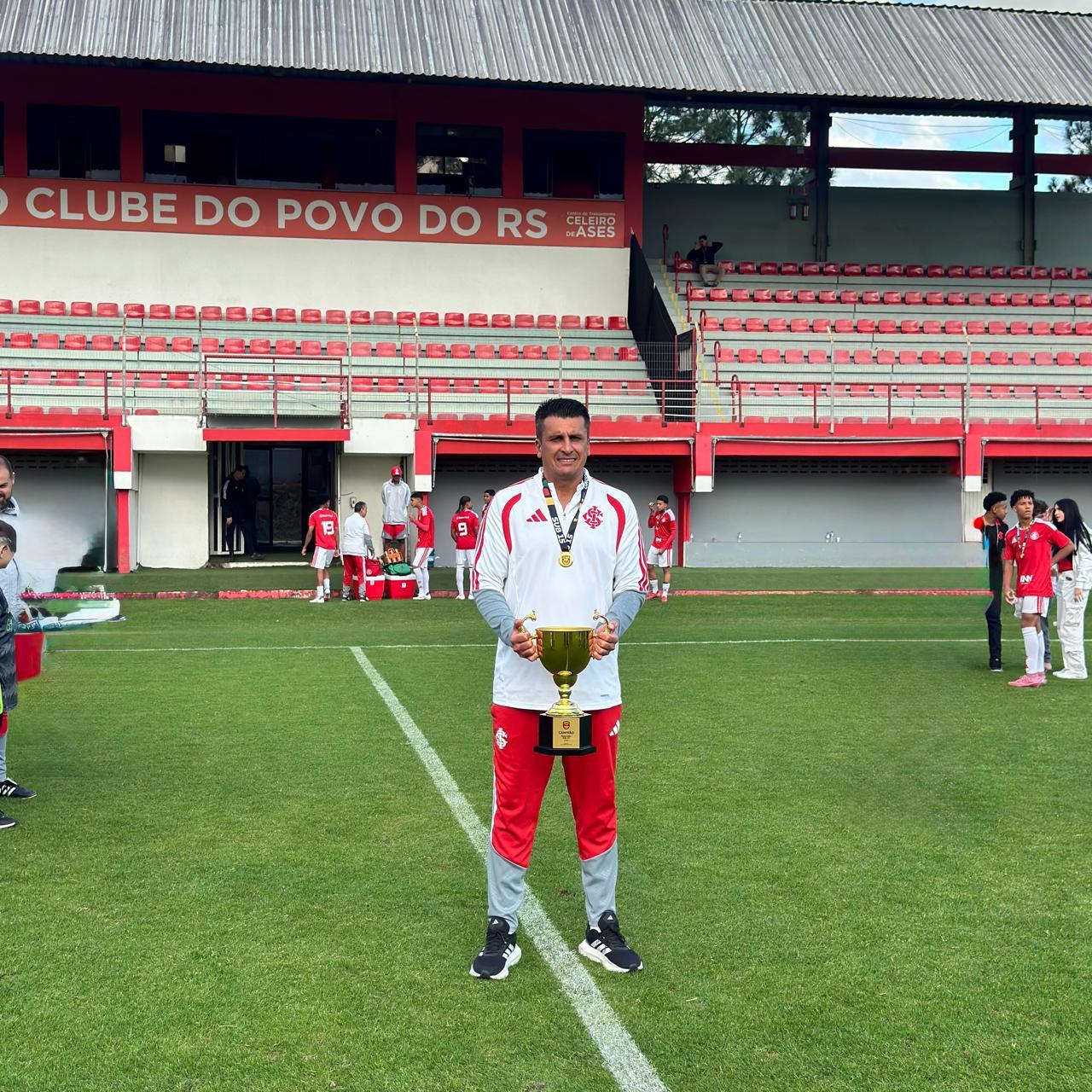 Rio-pardense Douglas Rodrigues - Técnico do Sub-15 do Internacional