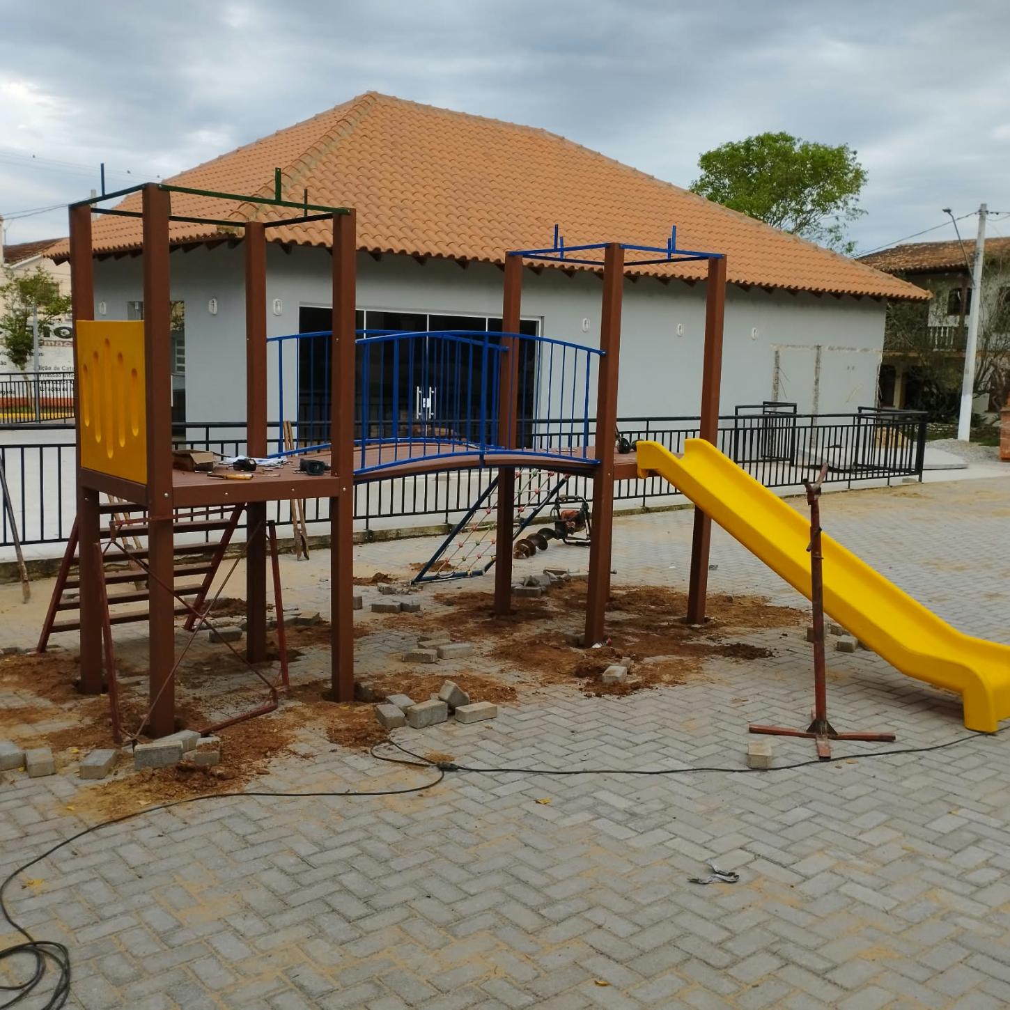 Praça da Matriz ganha novos brinquedos