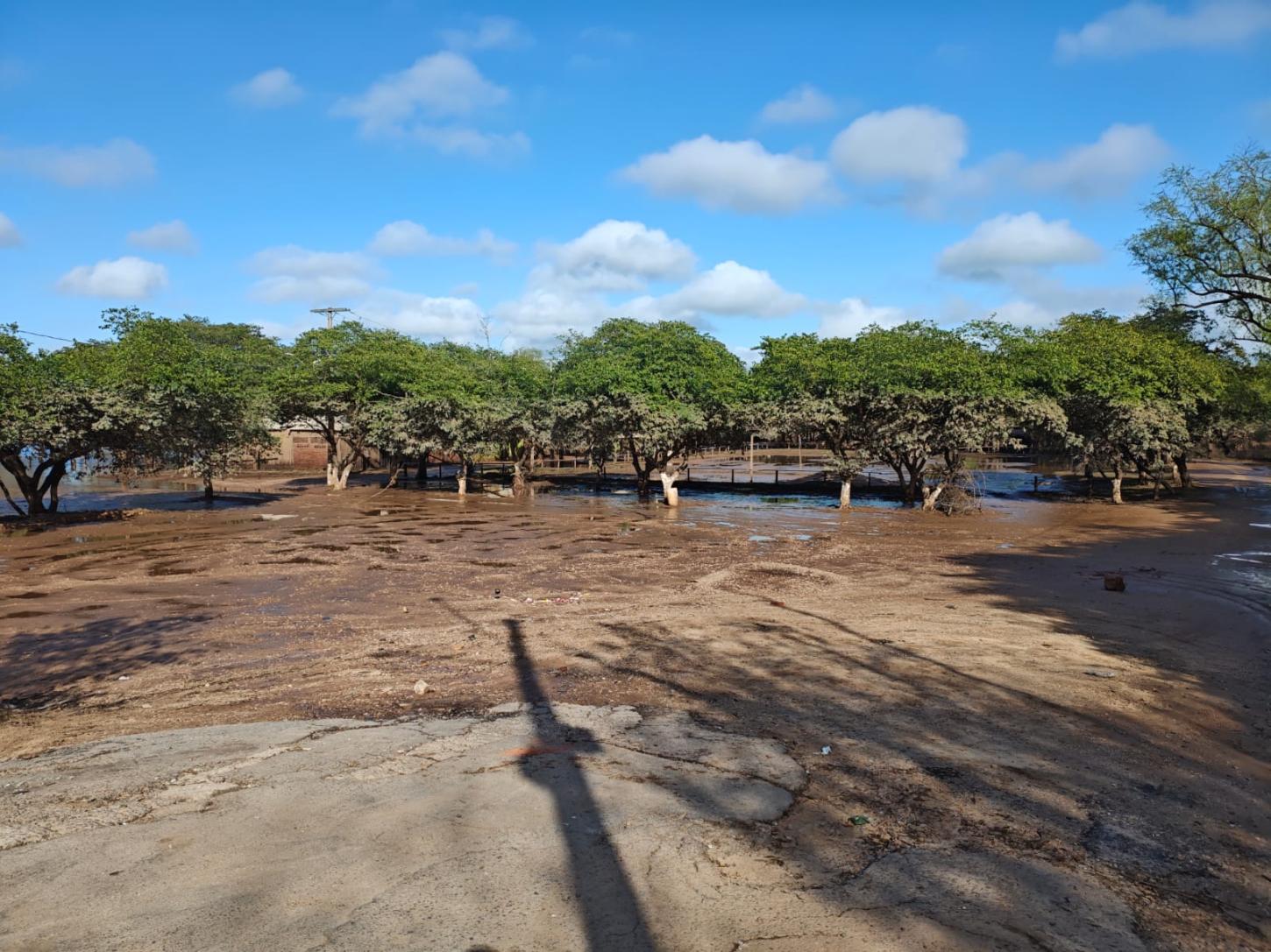 Após dias submersa, praia 