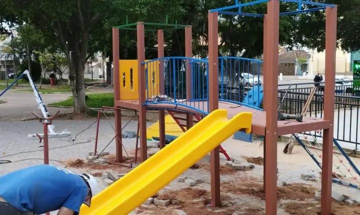 Praça da Matriz ganha novos brinquedos