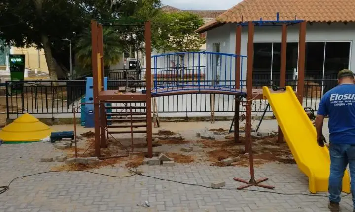 Praça da Matriz ganha novos brinquedos