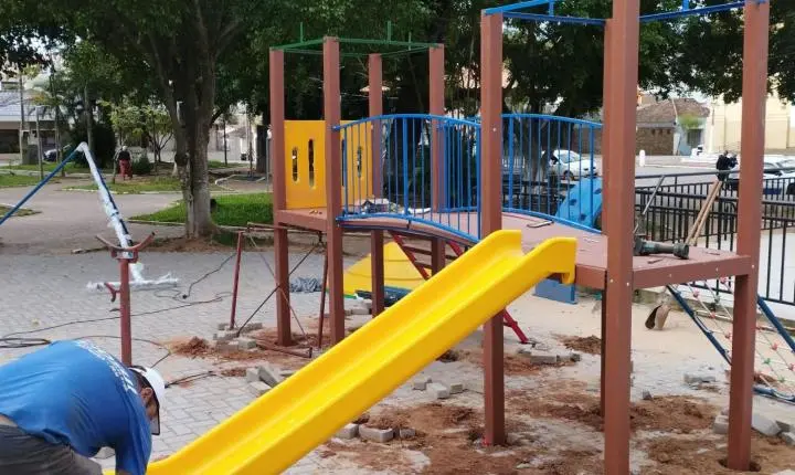 Praça da Matriz ganha novos brinquedos