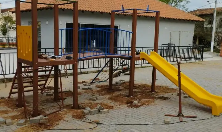 Praça da Matriz ganha novos brinquedos