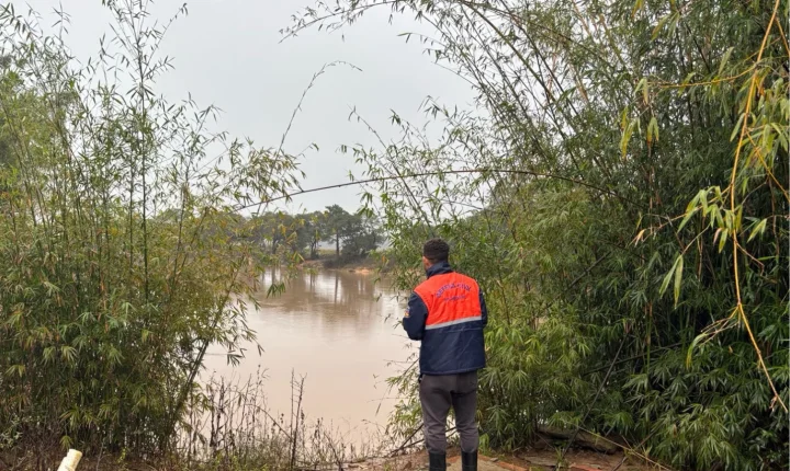 Rios sobem, mas Defesa Civil espera recuo; entrega de telhas passa a exigir protocolo