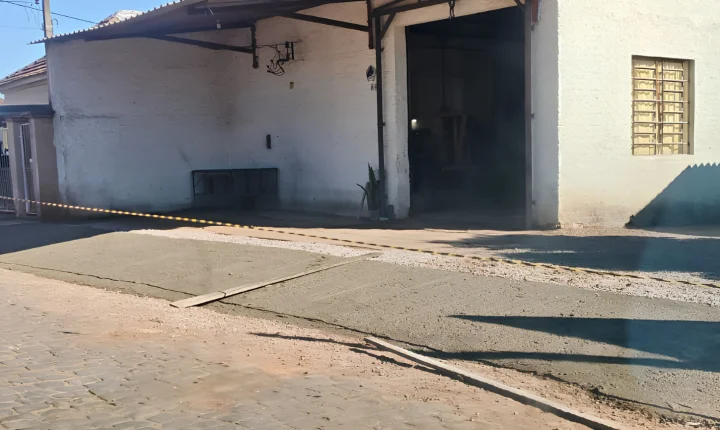 Rua 3 de Outubro se prepara para receber novo asfalto