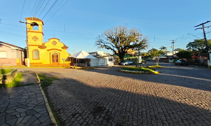 Sol ilumina a Igreja São João e anuncia o clima de festa em Rio Pardo